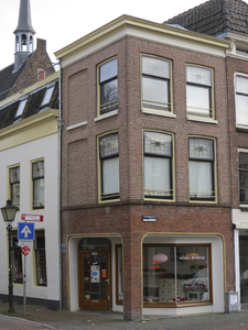 907576 Gezicht op het winkelhoekpand Oudegracht 220 te Utrecht, met links de Hamburgerstraat.N.B. Bouwjaar: ...